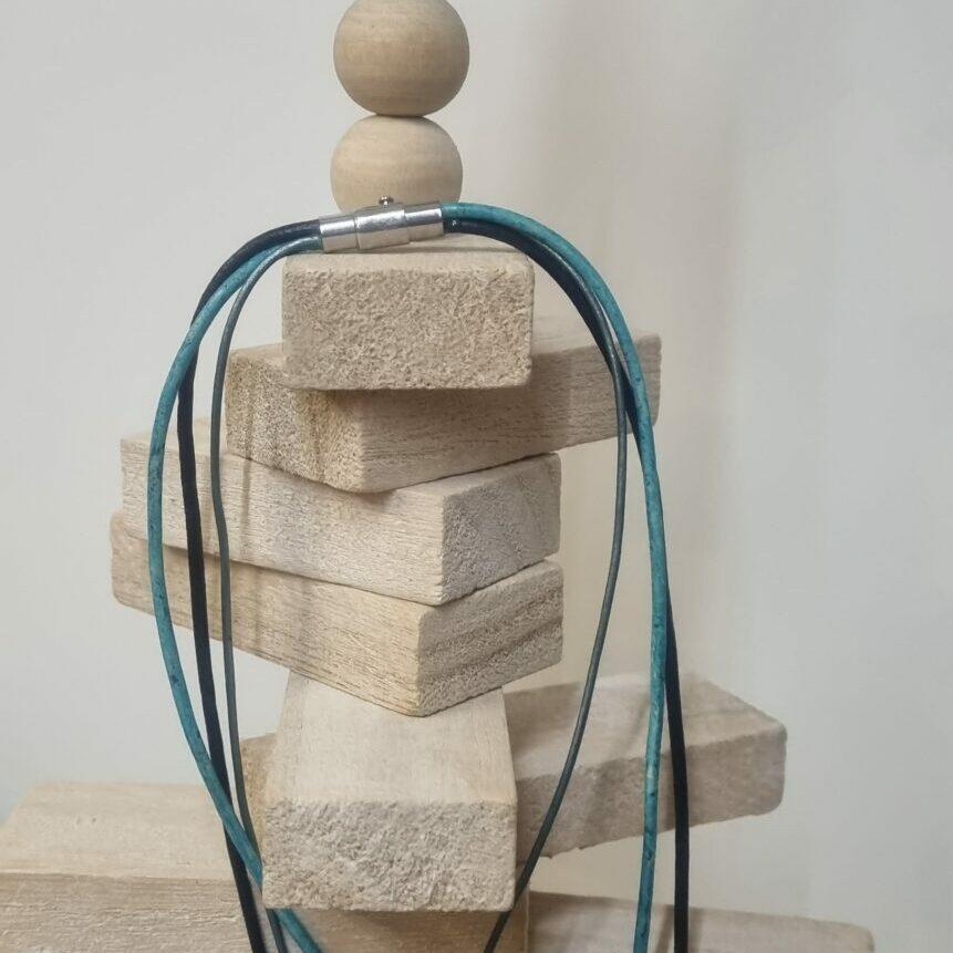 Collier sautoir cuir rond bleu et perles en verre