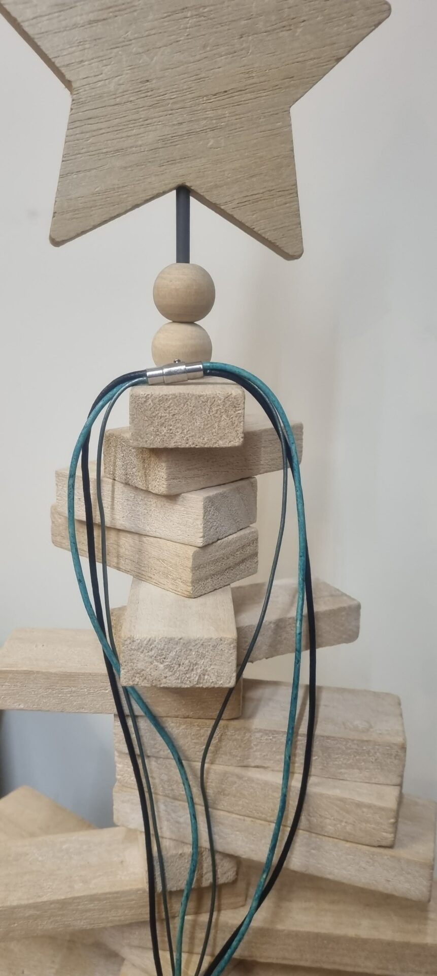 Collier sautoir cuir rond bleu et perles en verre