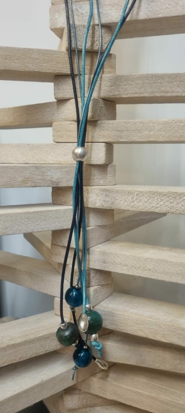 Collier sautoir cuir rond bleu et perles en verre