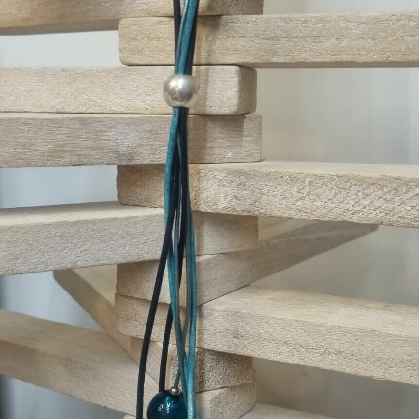 Collier sautoir cuir rond bleu et perles en verre