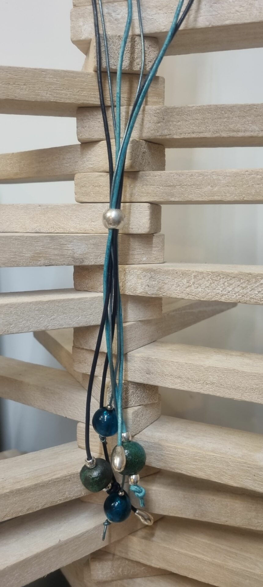 Collier sautoir cuir rond bleu et perles en verre