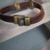 Bracelet homme cuir carré marron et deux passants bronzes