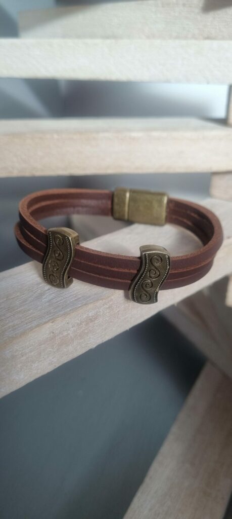 Bracelet homme cuir carré marron et deux passants bronzes