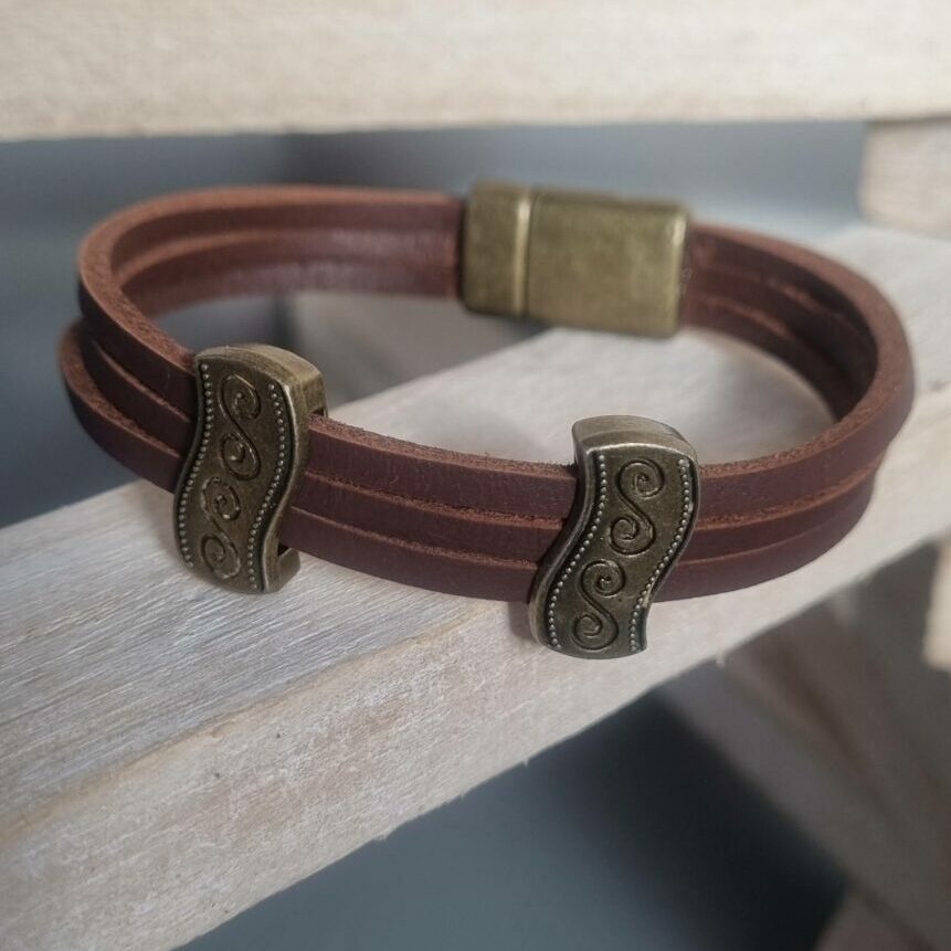 Bracelet homme cuir carré marron et deux passants bronzes