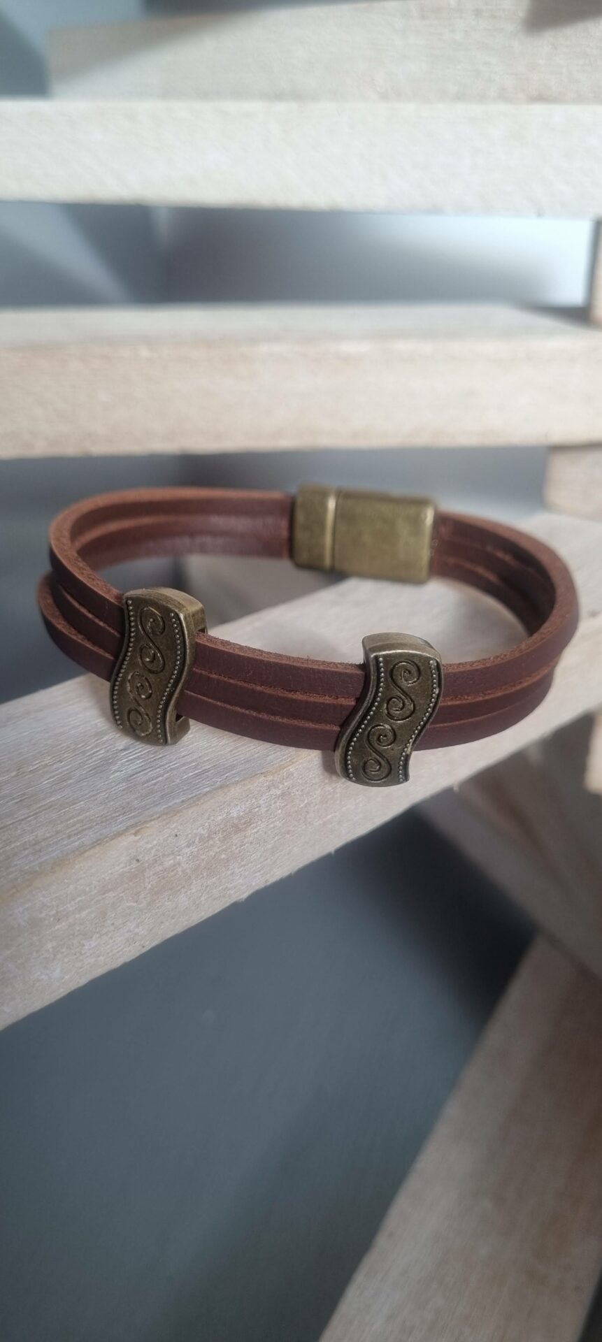 Bracelet homme cuir carré marron et deux passants bronzes