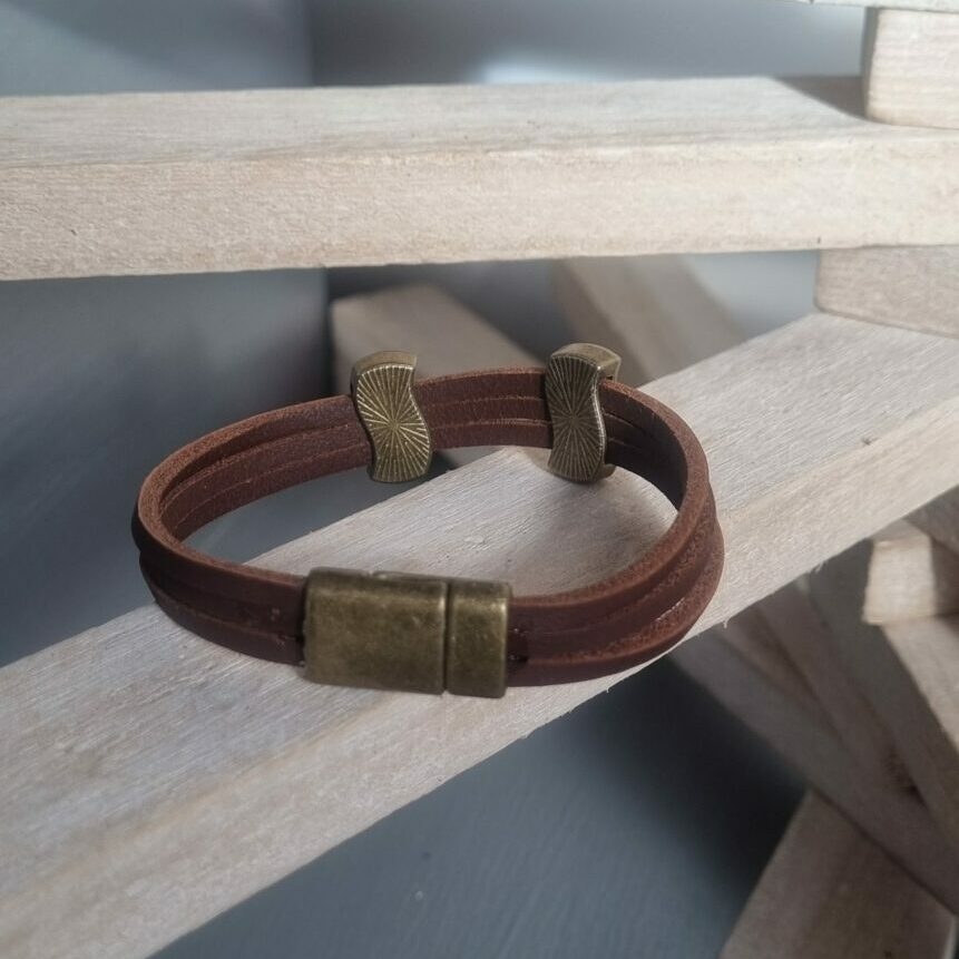 Bracelet homme cuir carré marron et deux passants bronzes