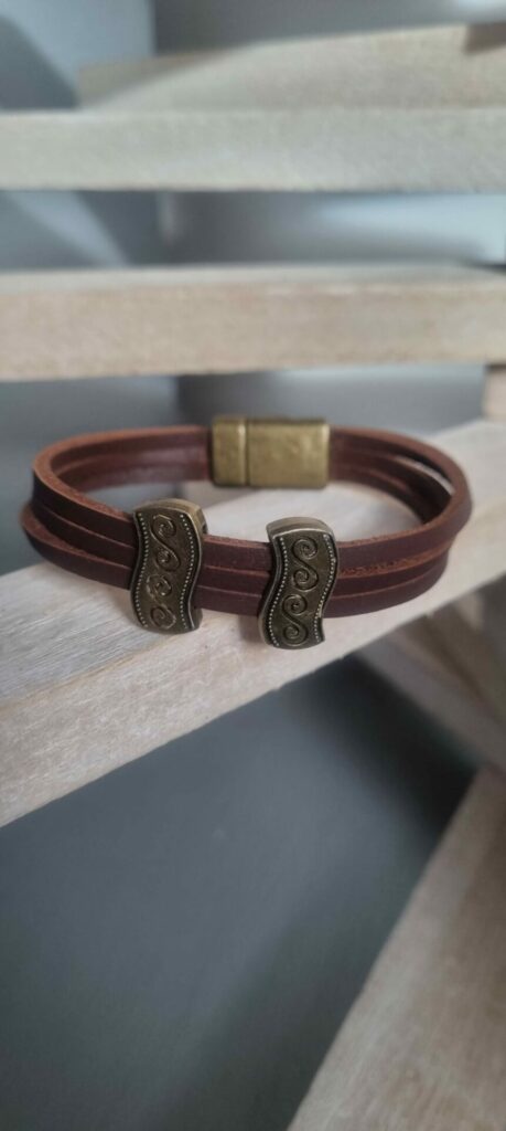 Bracelet homme en cuir carré marron et passants ethniques