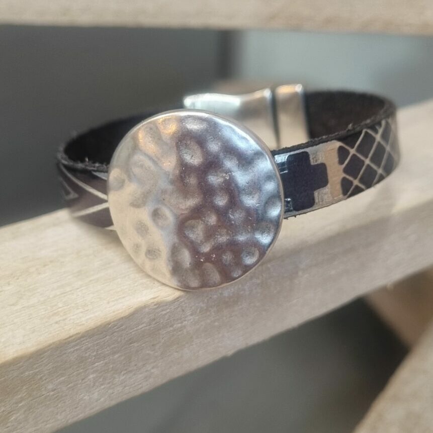 Bracelet femme en cuir noir motif argenté et pastille ronde martelée argentée