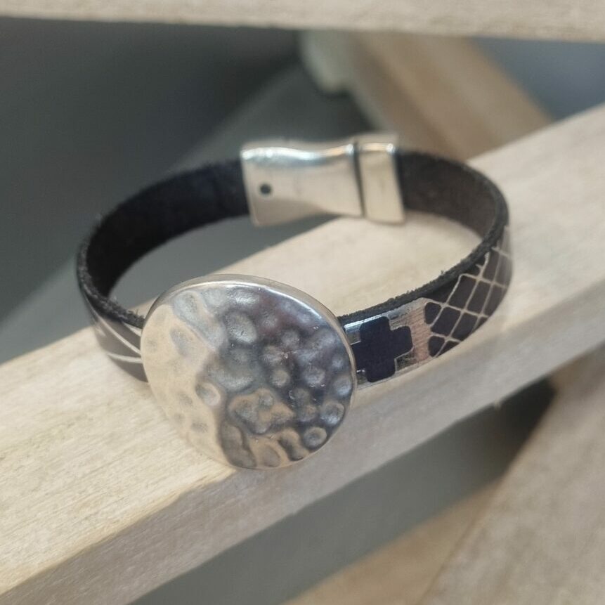 Bracelet femme en cuir noir motif argenté et pastille ronde martelée argentée