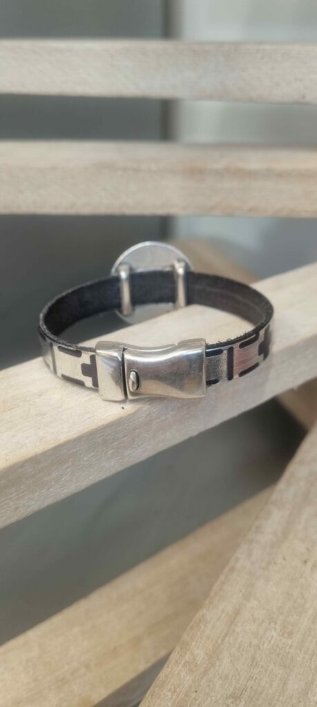 Bracelet femme en cuir noir motif argenté et pastille ronde martelée argentée