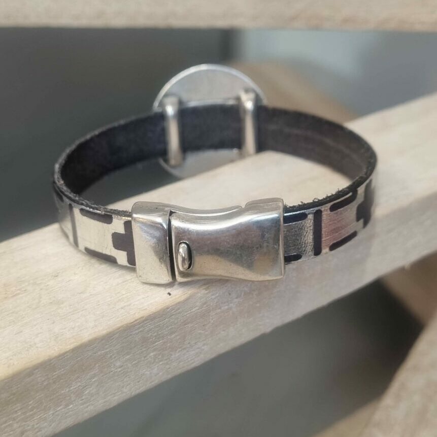 Bracelet femme en cuir noir motif argenté et pastille ronde martelée argentée