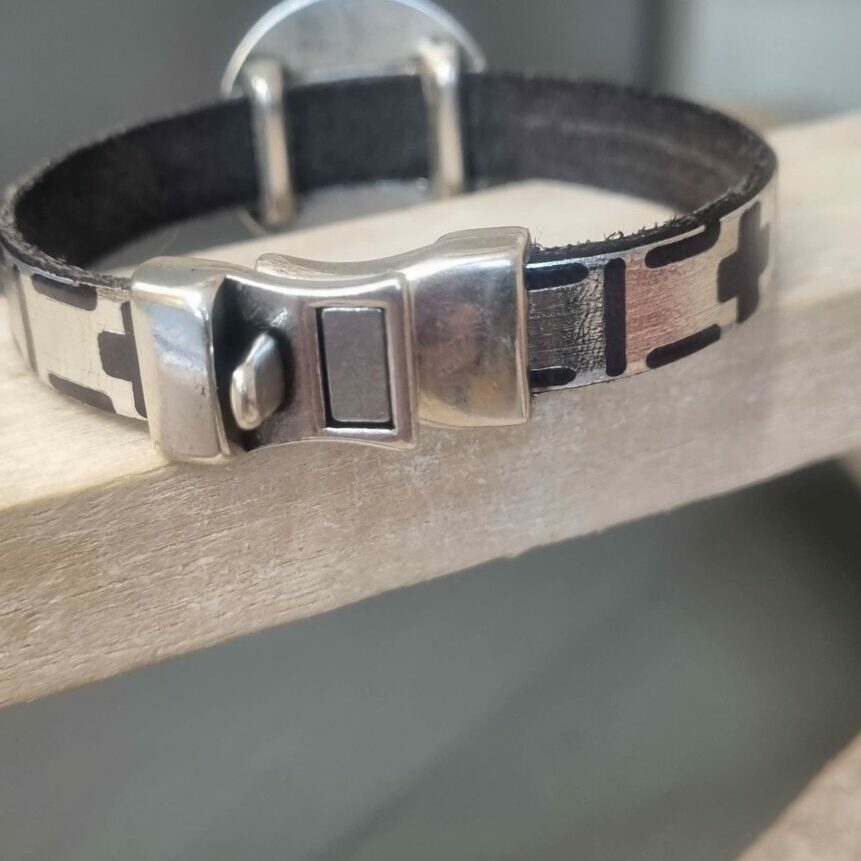 Bracelet femme en cuir noir motif argenté et pastille ronde martelée argentée