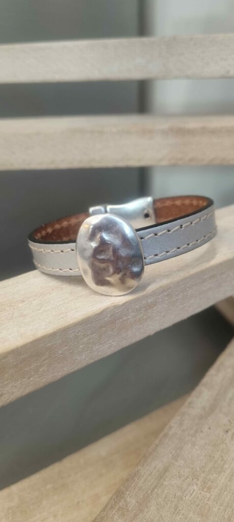 Bracelet femme en cuir cuir argenté cousu et pastille ovale martelée argentée