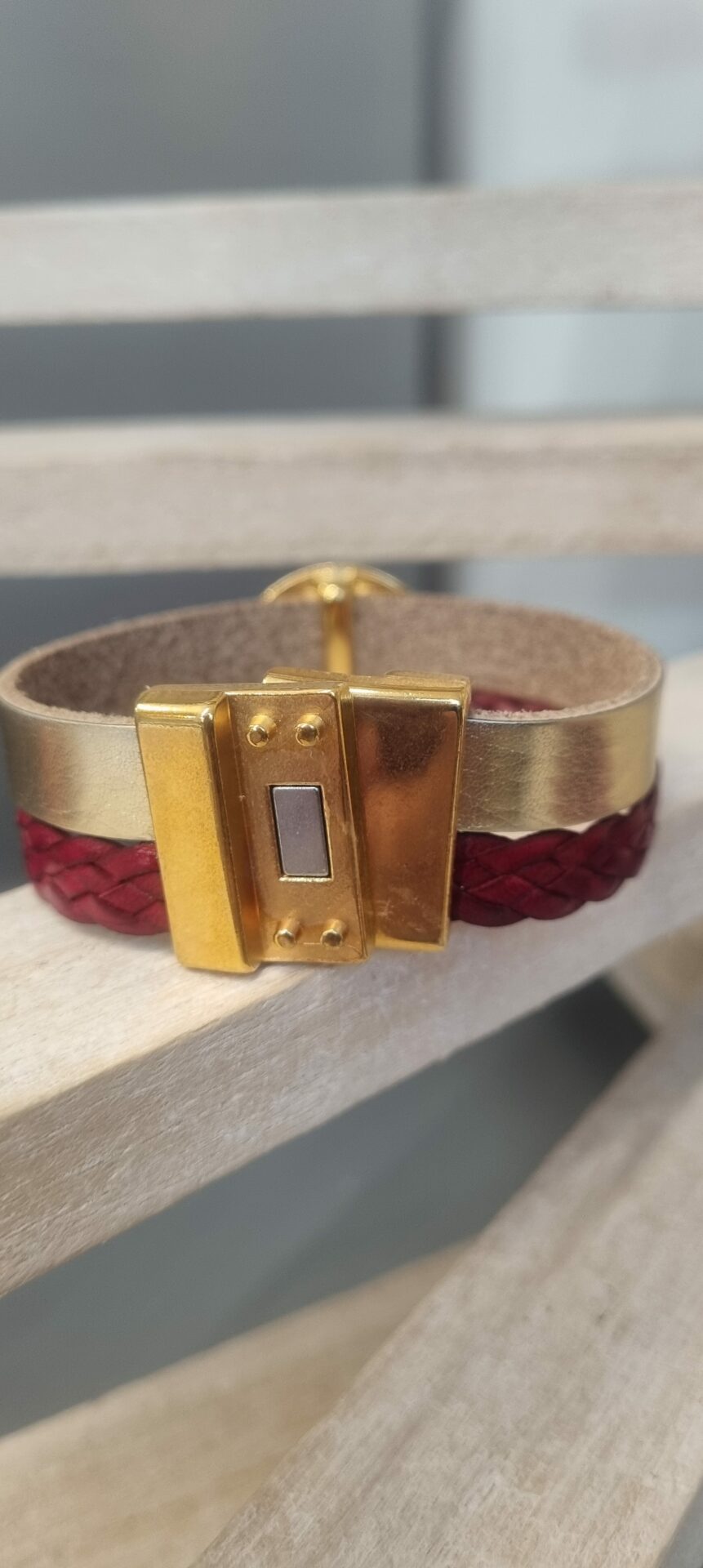 Bracelet femme en cuir doré et tressé rouge, pastille dorée