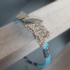 Bracelet suédine bleue et papillons argentés