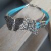 Bracelet suédine bleue et papillons argentés