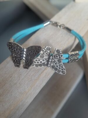 Bracelet suédine bleue et papillons argentés