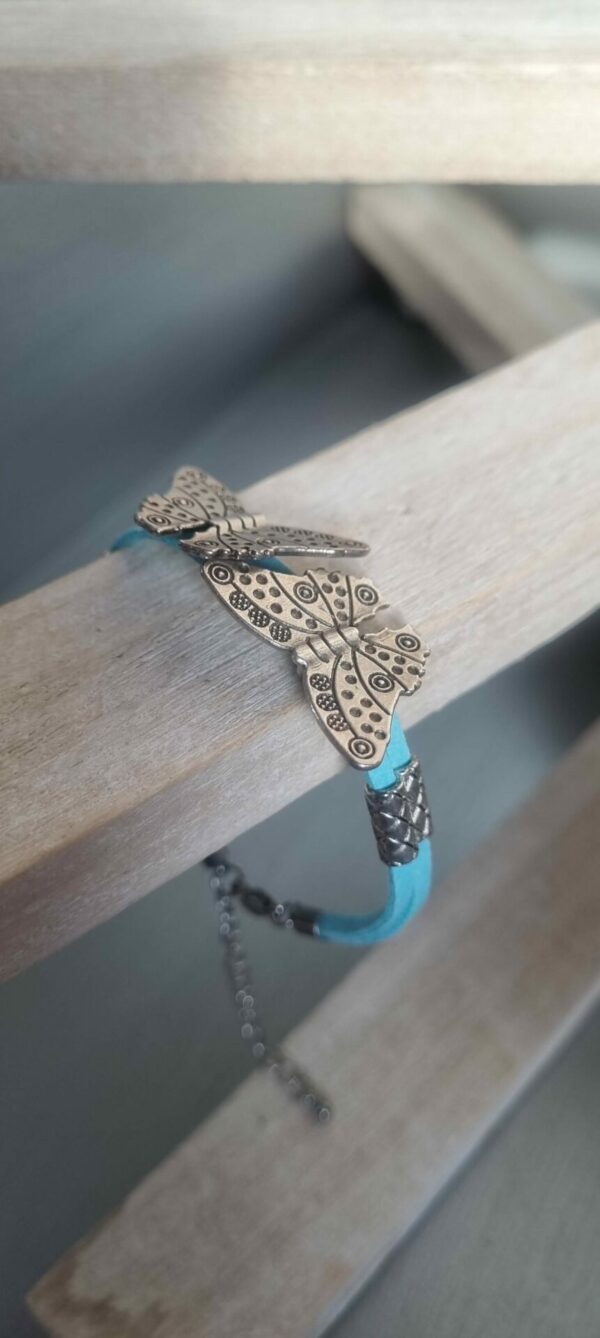 Bracelet suédine bleue et papillons argentés