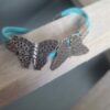Bracelet suédine bleue et papillons argentés