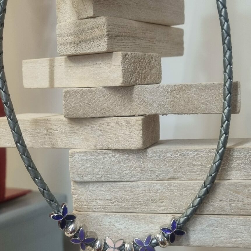 Collier femme ado en cuir tressé gris et perles fleurs et argentées