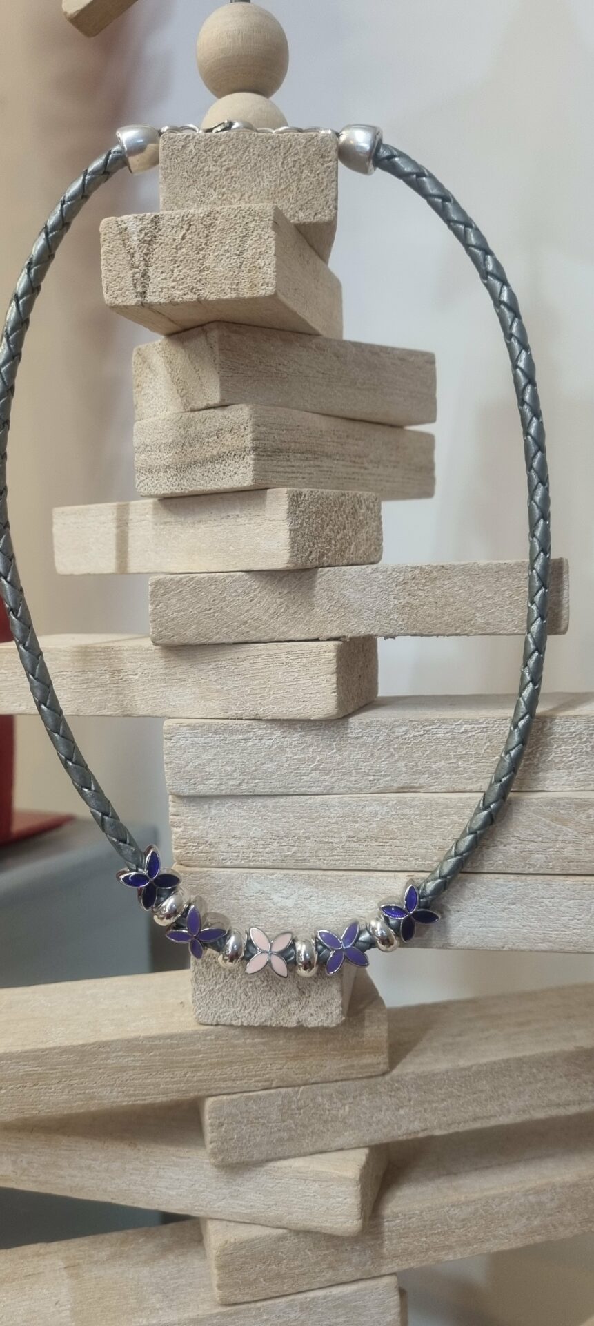 Collier femme ado en cuir tressé gris et perles fleurs et argentées
