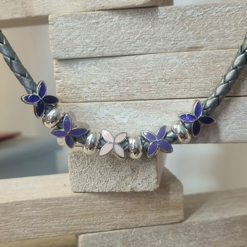 Collier femme ado en cuir tressé gris et perles fleurs et argentées
