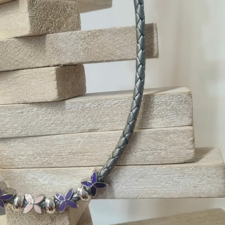 Collier femme ado en cuir tressé gris et perles fleurs et argentées