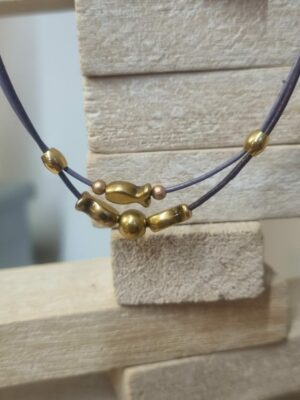 Collier femme enfant en cuir rond mauve et violet, perles vieil or rondes et poissons