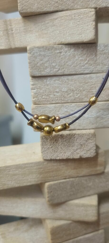 Collier femme enfant en cuir rond mauve et violet, perles vieil or rondes et poissons