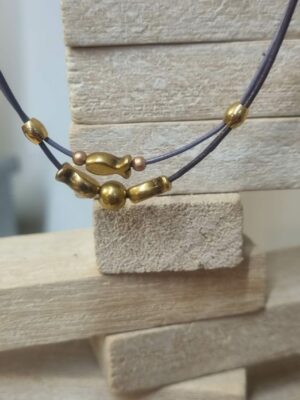 Collier femme enfant en cuir rond mauve et violet, perles vieil or rondes et poissons