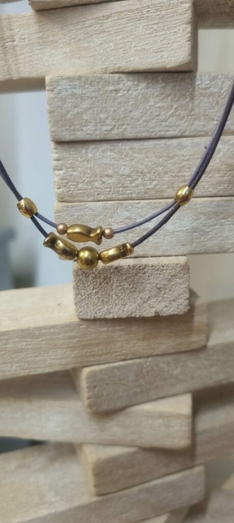 Collier femme enfant en cuir rond mauve et violet, perles vieil or rondes et poissons
