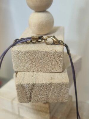 Collier femme enfant en cuir rond mauve et violet, perles vieil or rondes et poissons