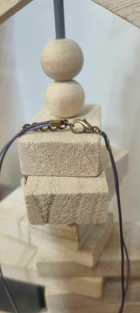 Collier femme enfant en cuir rond mauve et violet, perles vieil or rondes et poissons