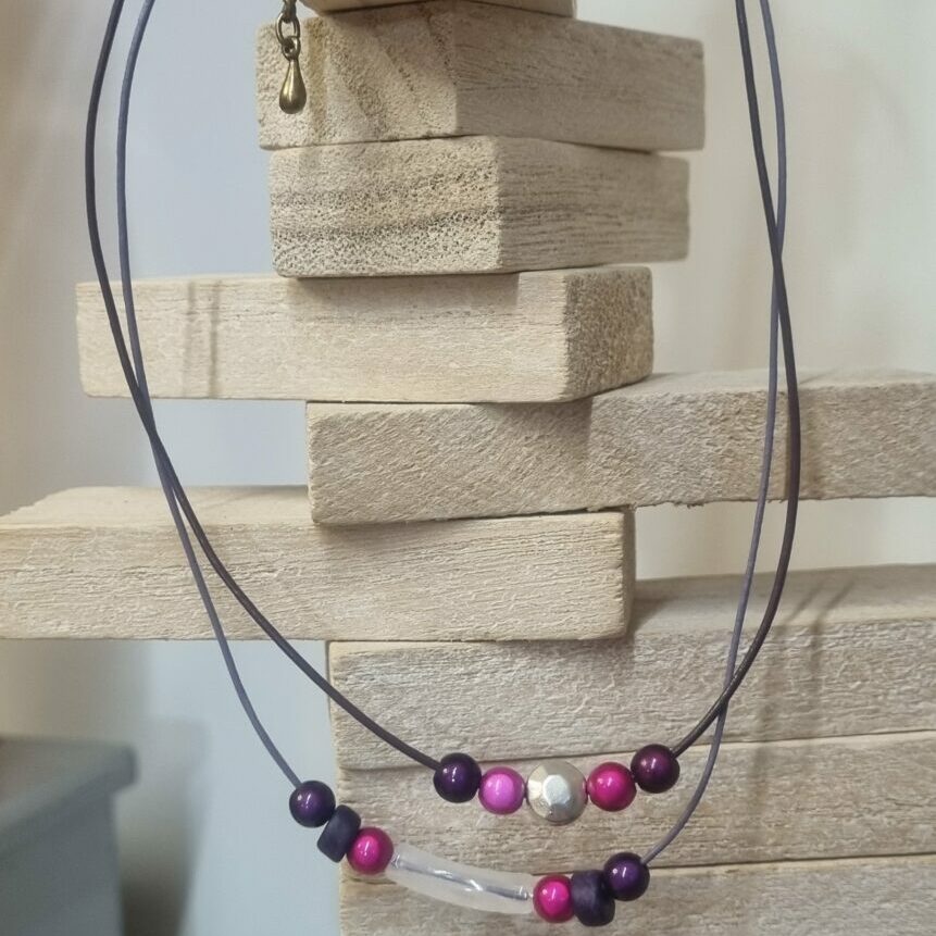 Collier enfant cuir rond et perles magiques et tube blanc