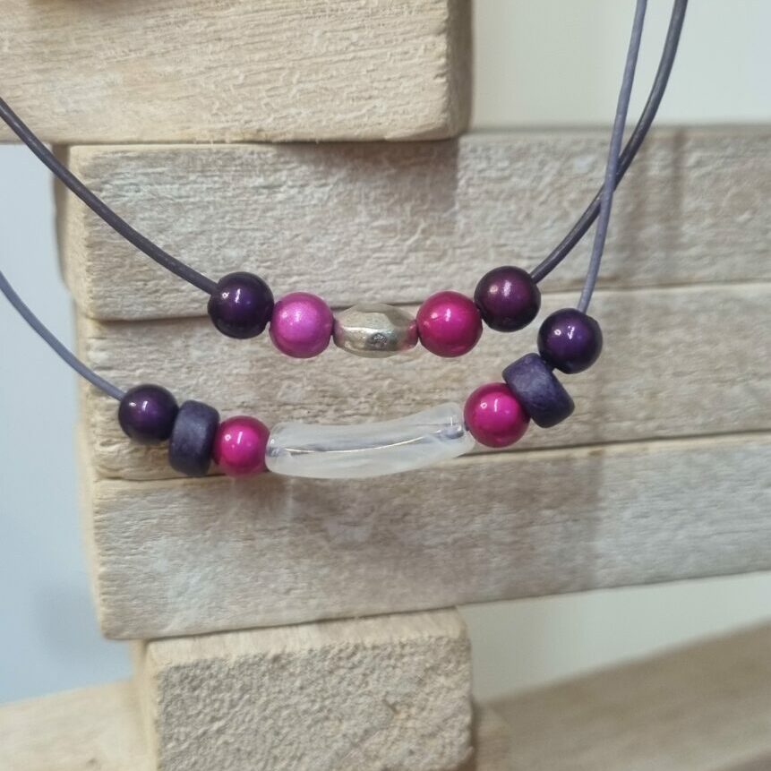 Collier enfant cuir rond et perles magiques et tube blanc