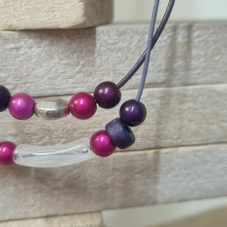 Collier enfant cuir rond et perles magiques et tube blanc