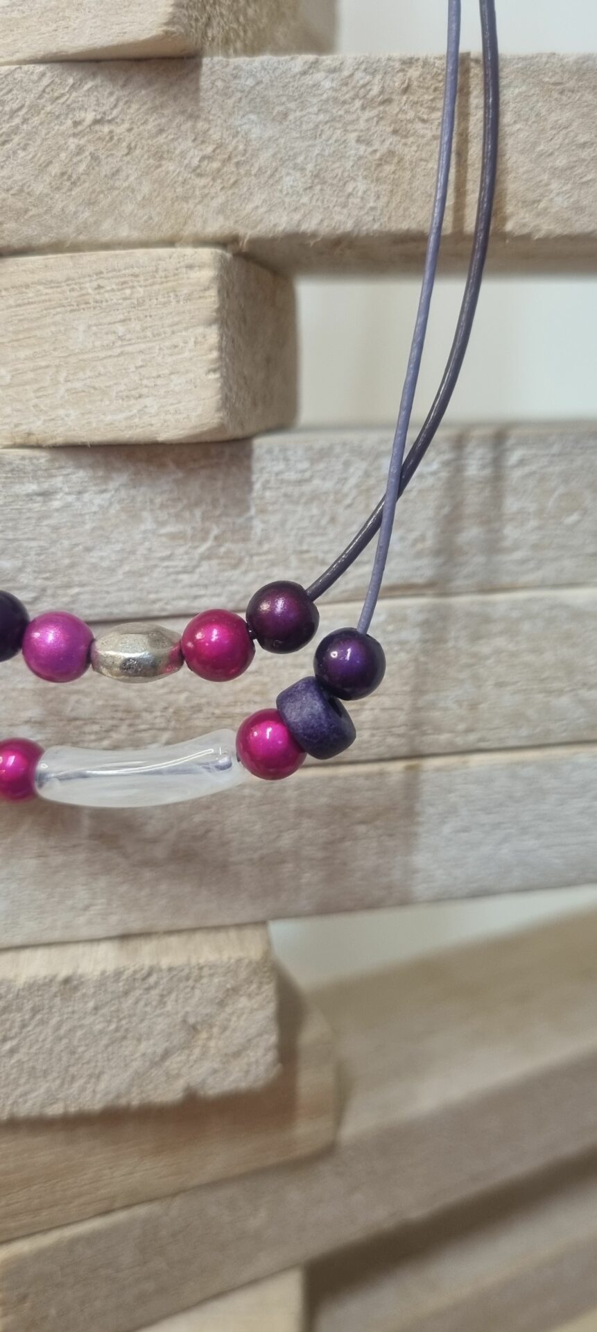 Collier enfant cuir rond et perles magiques et tube blanc