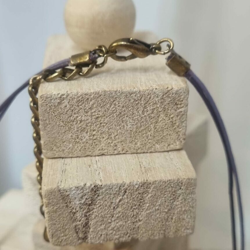 Collier enfant cuir rond et perles magiques et tube blanc