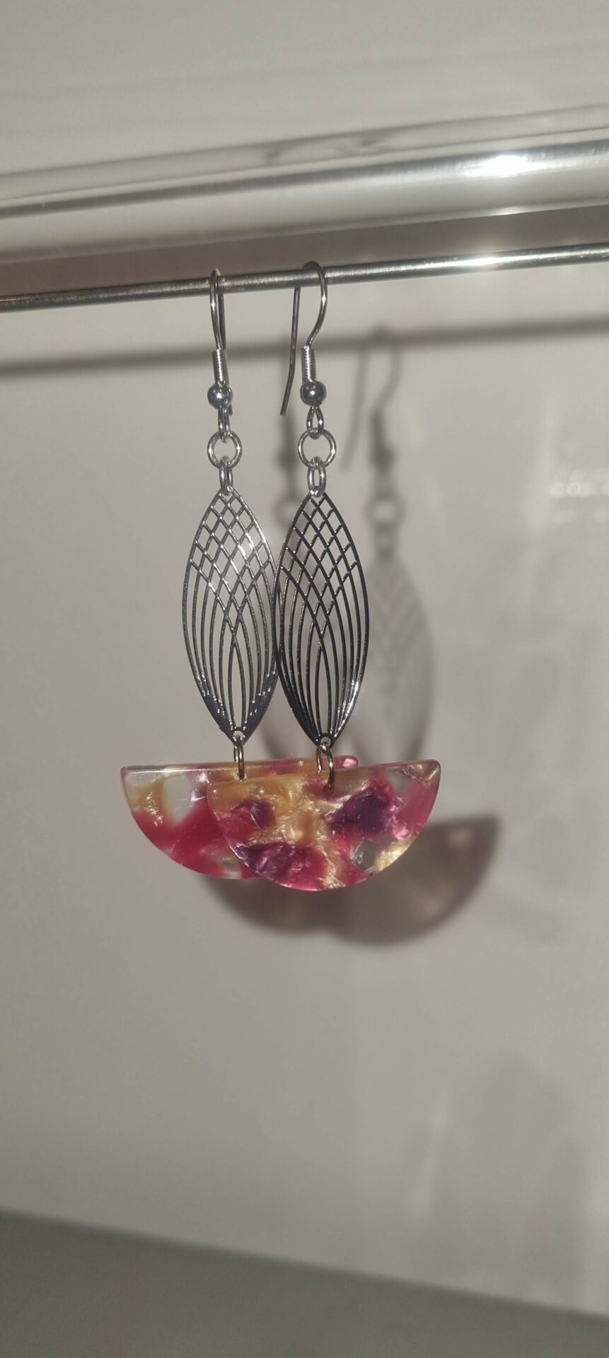 Boucles d'oreille femme estampe argentée et demi lune en acétate