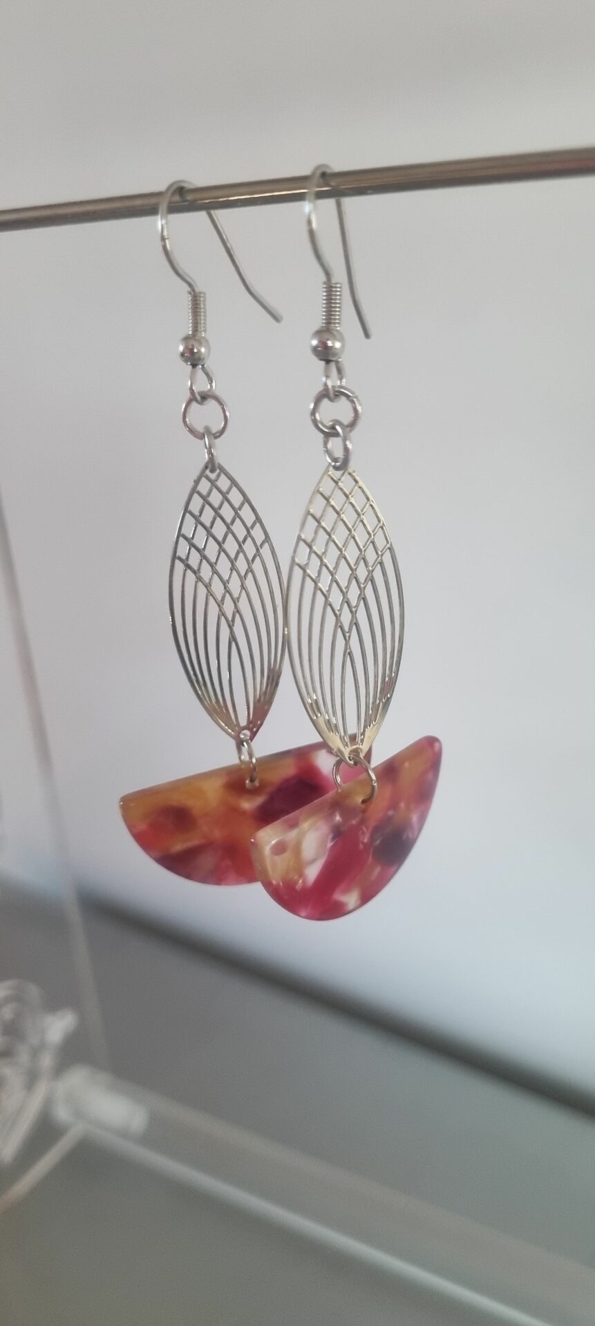 Boucles d'oreille femme estampe argentée et demi lune en acétate