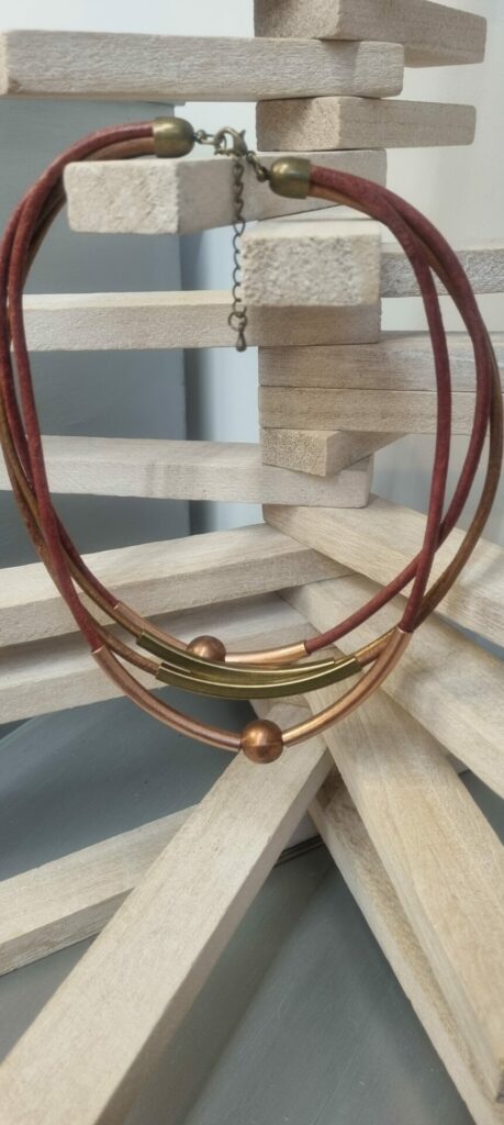 Collier femme en cuir rond, tubes ronds et carrés, perles