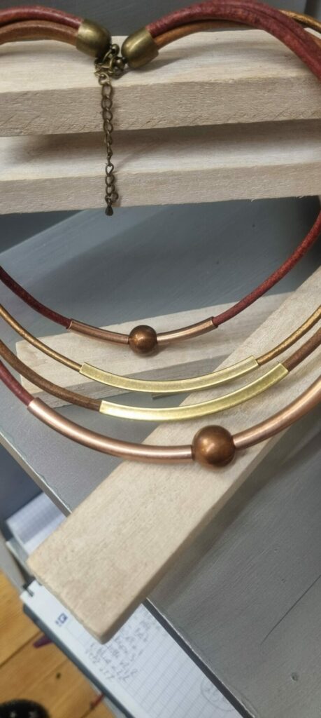 Collier femme en cuir rond, tubes ronds et carrés, perles