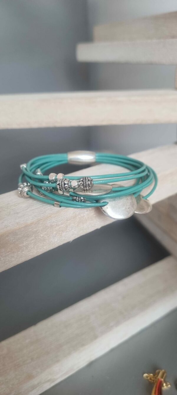 Bracelet femme en cuir rond bleu turquoise et perles argentées