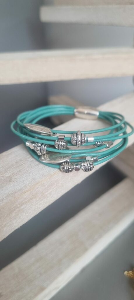 Bracelet femme en cuir rond bleu turquoise et perles argentées