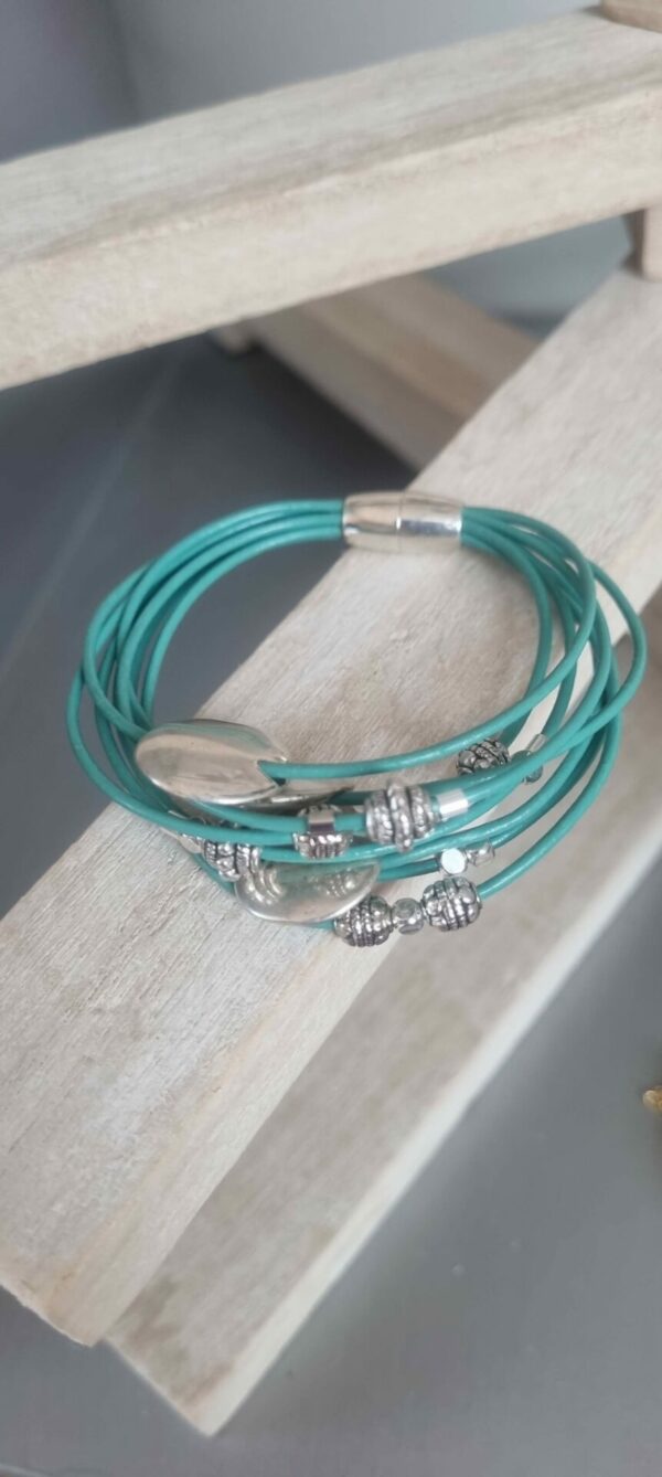 Bracelet femme en cuir rond bleu turquoise et perles argentées