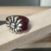 Bague femme en cuir bordeaux et fleur argentée