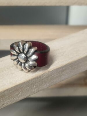 Bague femme en cuir bordeaux et fleur argentée