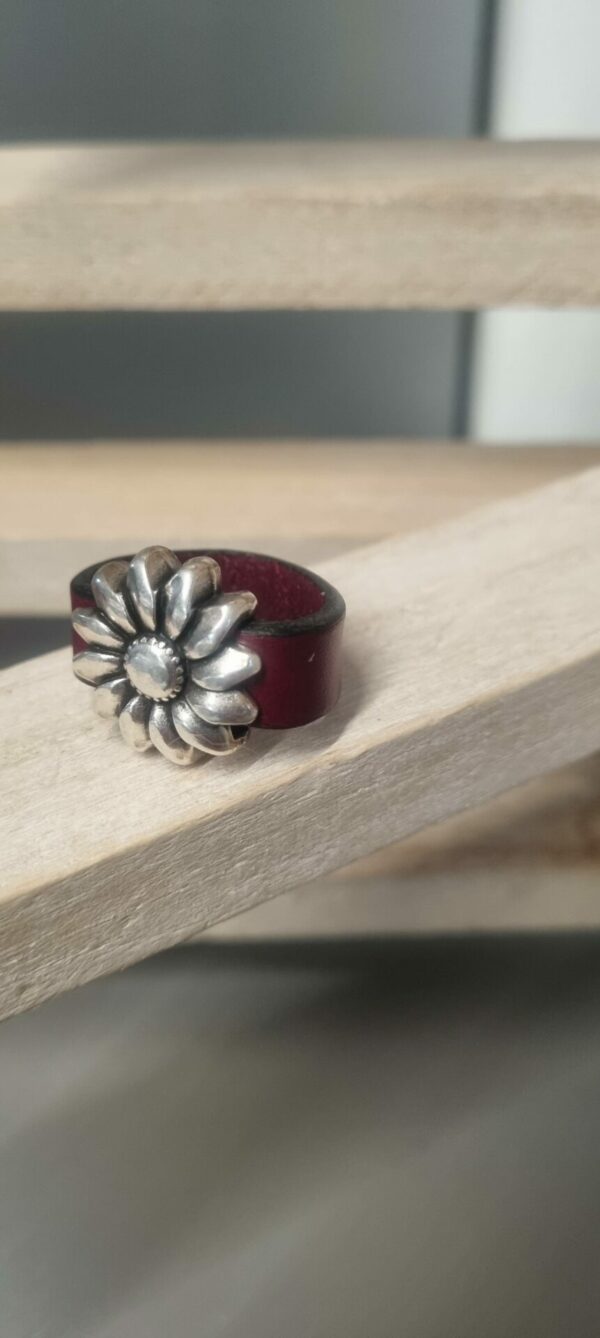4BA6 - 19€ Bague femme en cuir bordeaux et fleur argentée