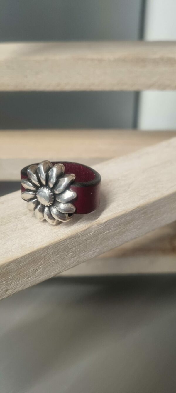 Bague femme en cuir bordeaux et fleur argentée