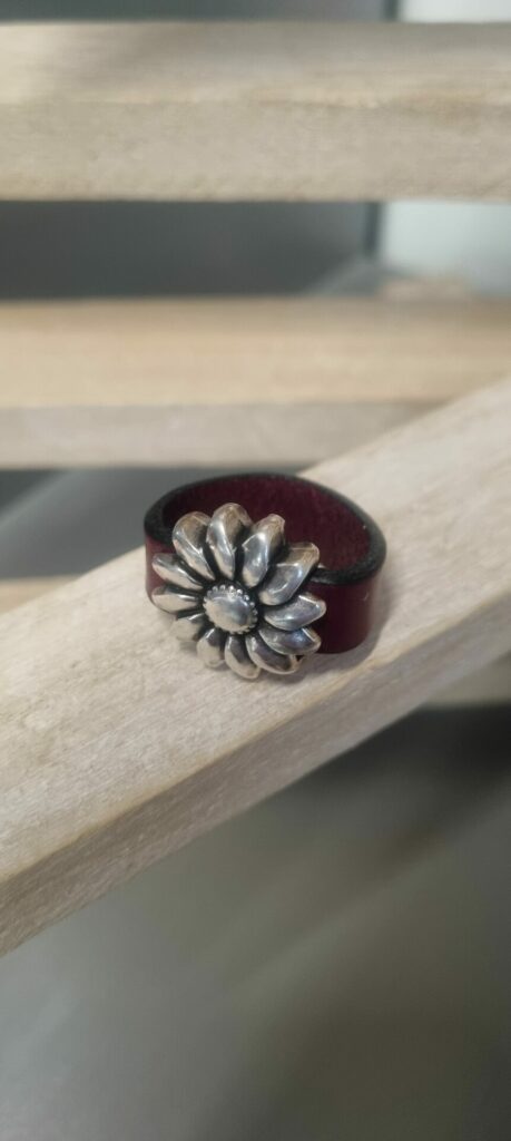 Bague femme en cuir bordeaux et fleur argentée